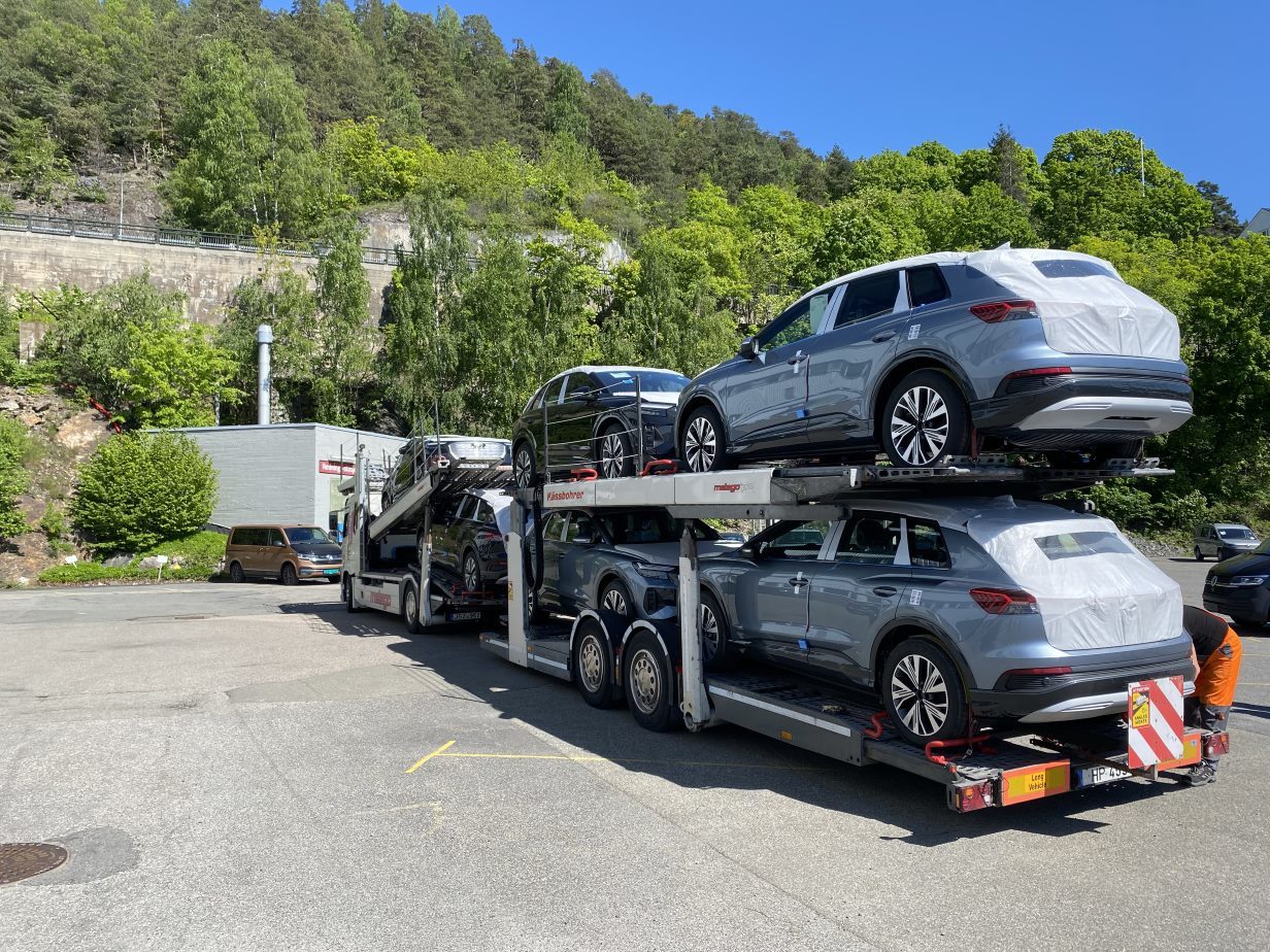 Her er de første bilene på norsk jord. Bildene er fra importørhavnen på Bekkelaget.