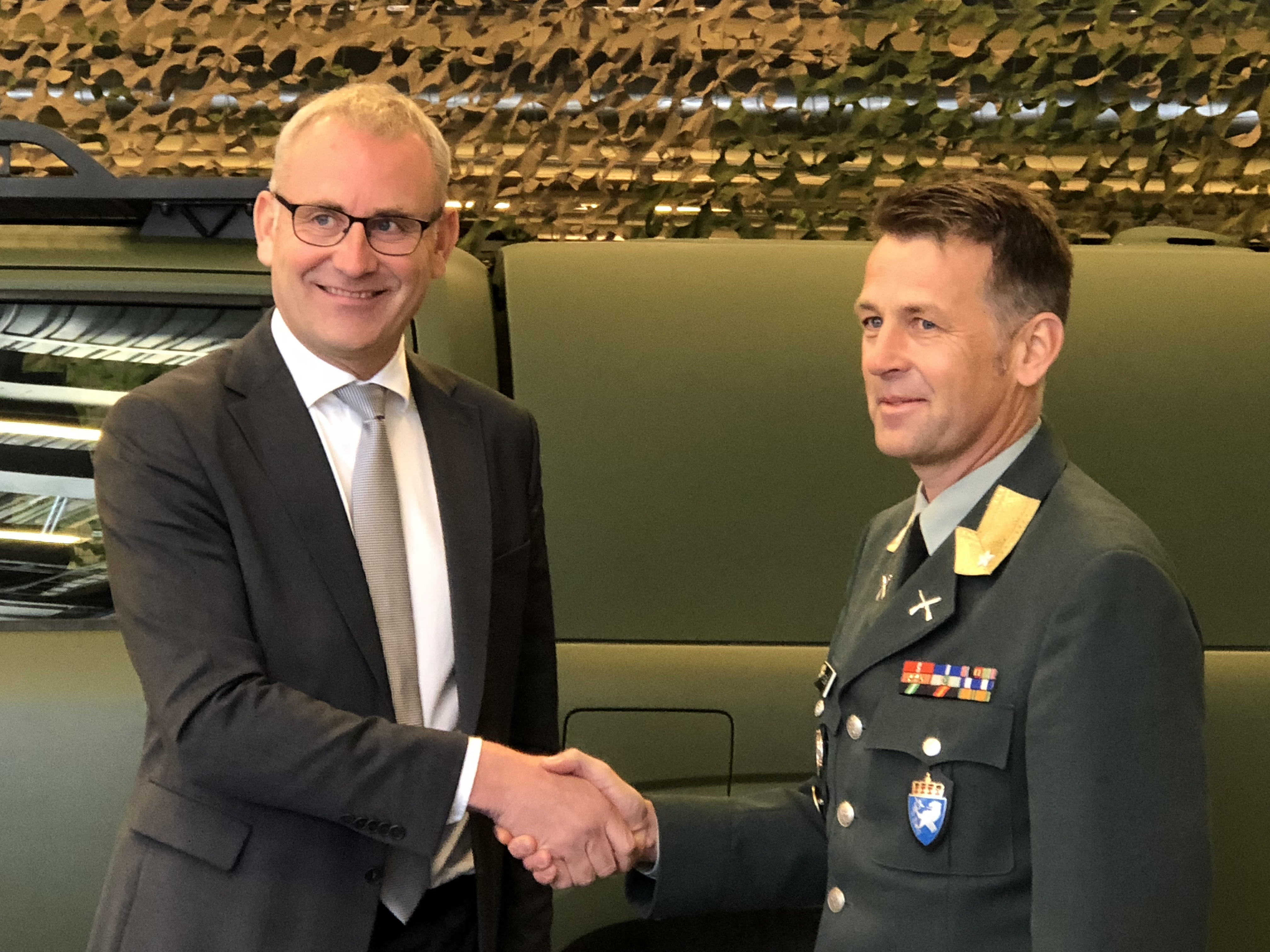 Håkon Wirak, direktør for Volkswagen Nyttekjøretøy, og sjef for Forsvarsmateriell landkapasiteter, brigader Morten
Eggen.