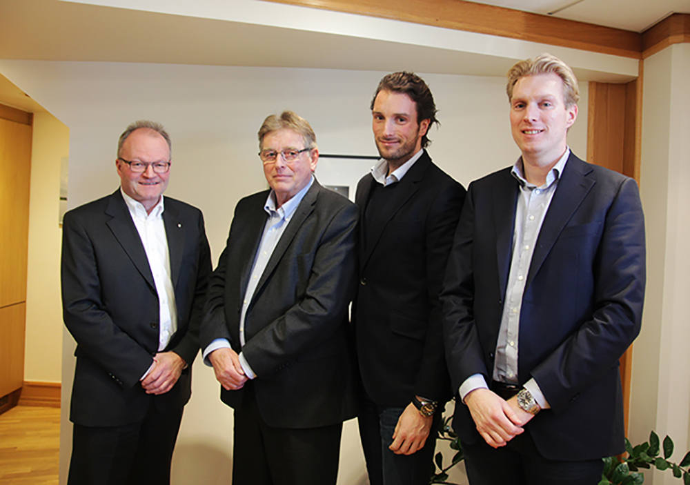 Dahle Gruppen i Sarpsborg kjøper Møller Bil Fredrikstad Her konsernsjef Pål Syversen i MøllerGruppen (tv) med ledelsen i Dahle Gruppen.