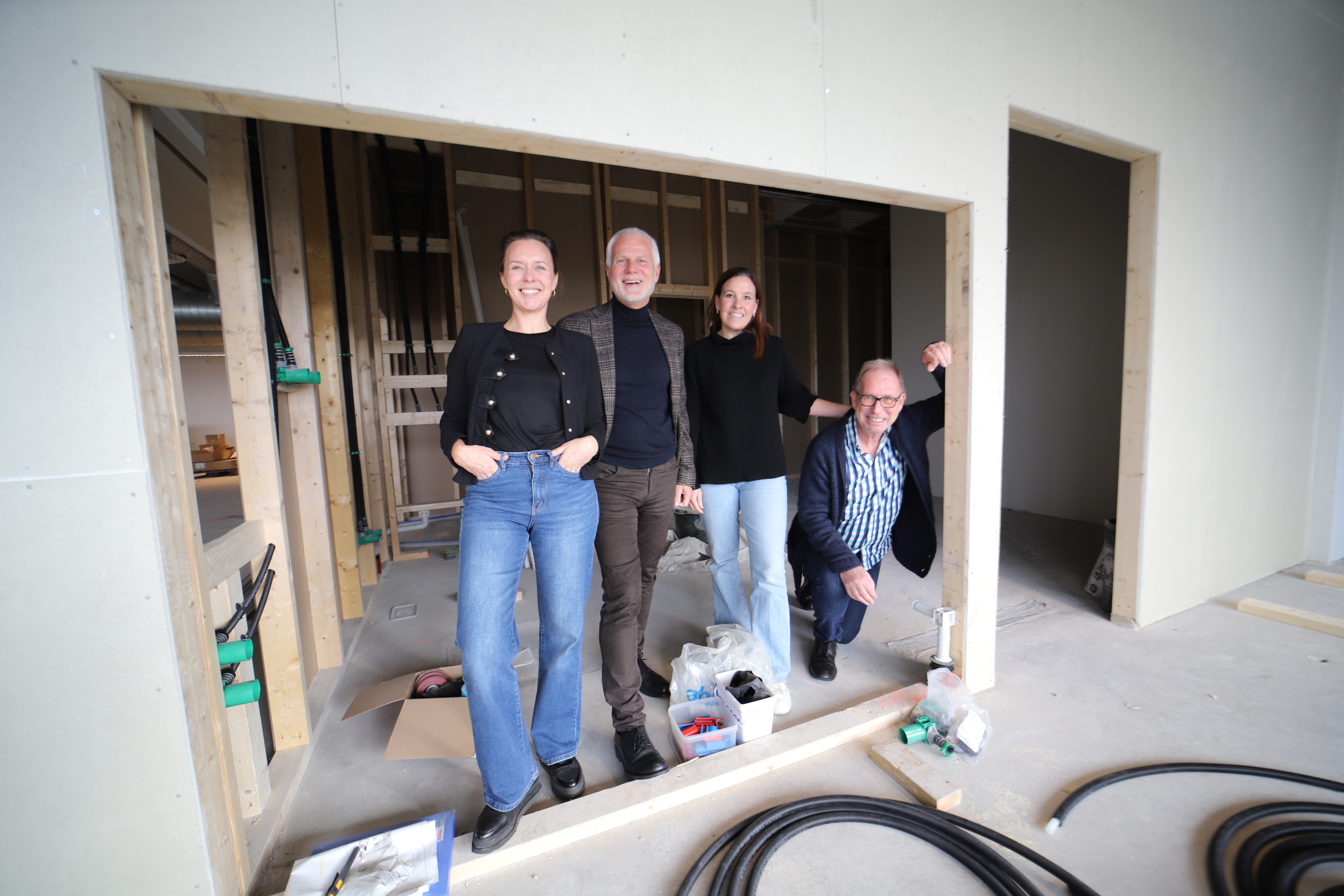 Kantine-lokalene i Møller Medvind Arena begynner å ta form. Fra venstre Tone Hartviksen i 4Service, Paul Hegna i Møller Mobility Group, og Mari Førde og Bjørn Erik Tangen i Møller Medvind ser alle frem til at Møller Medvind-metoden tas i bruk av 4Service gjennom deres drift av kantine- og servicetilbudet i arenaen.