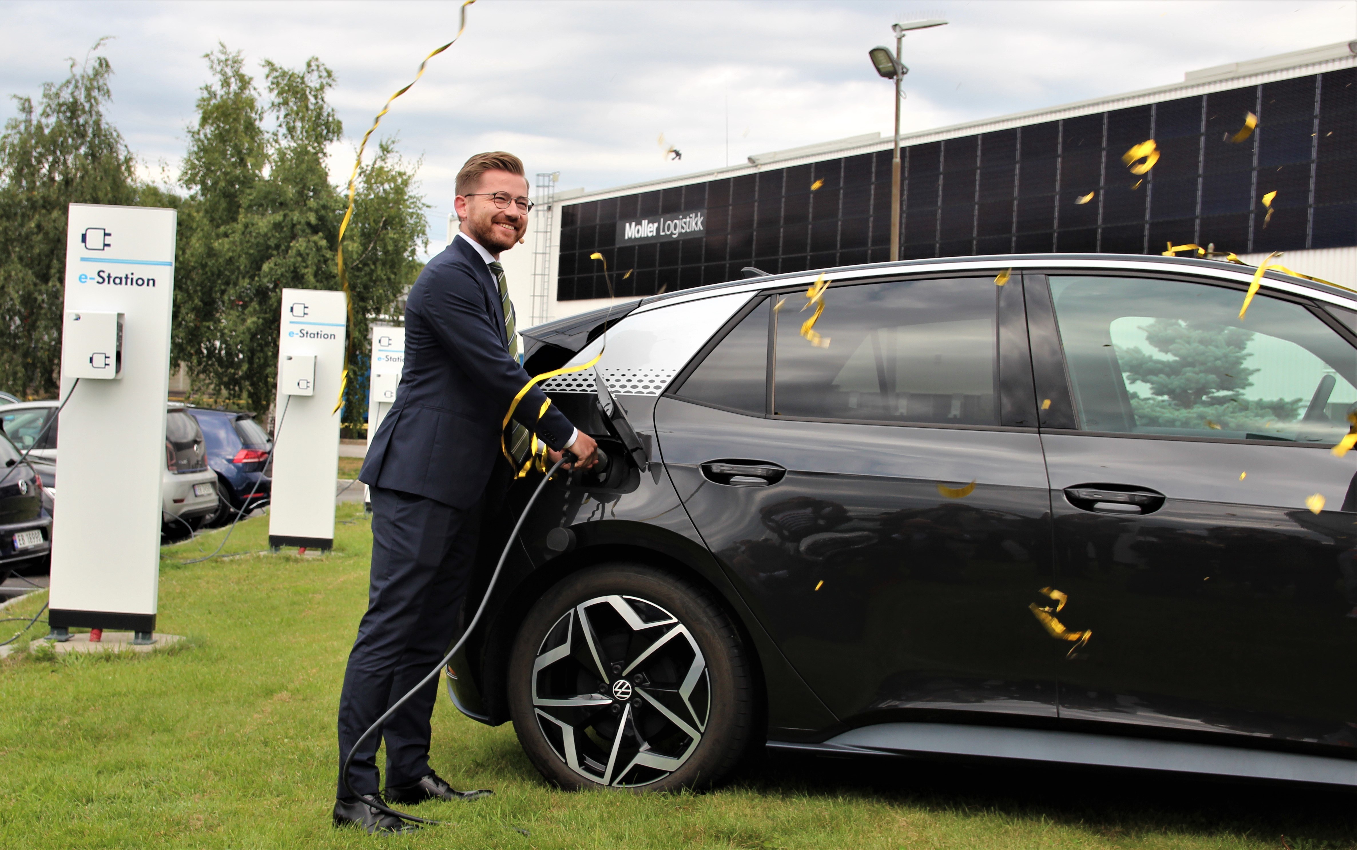 - Dette er et utrolig kult prosjekt! Solceller har stort potensial og flere og flere bruker bygningsmassen til å produsere energi. Dette tiltaket er derfor et viktig bidrag i den store helheten, sa klima- og miljøminister Sveinung Rotevatn (V) under åpningen av Møller Eiendoms solenergianlegg i Leiraveien i Lillestrøm.