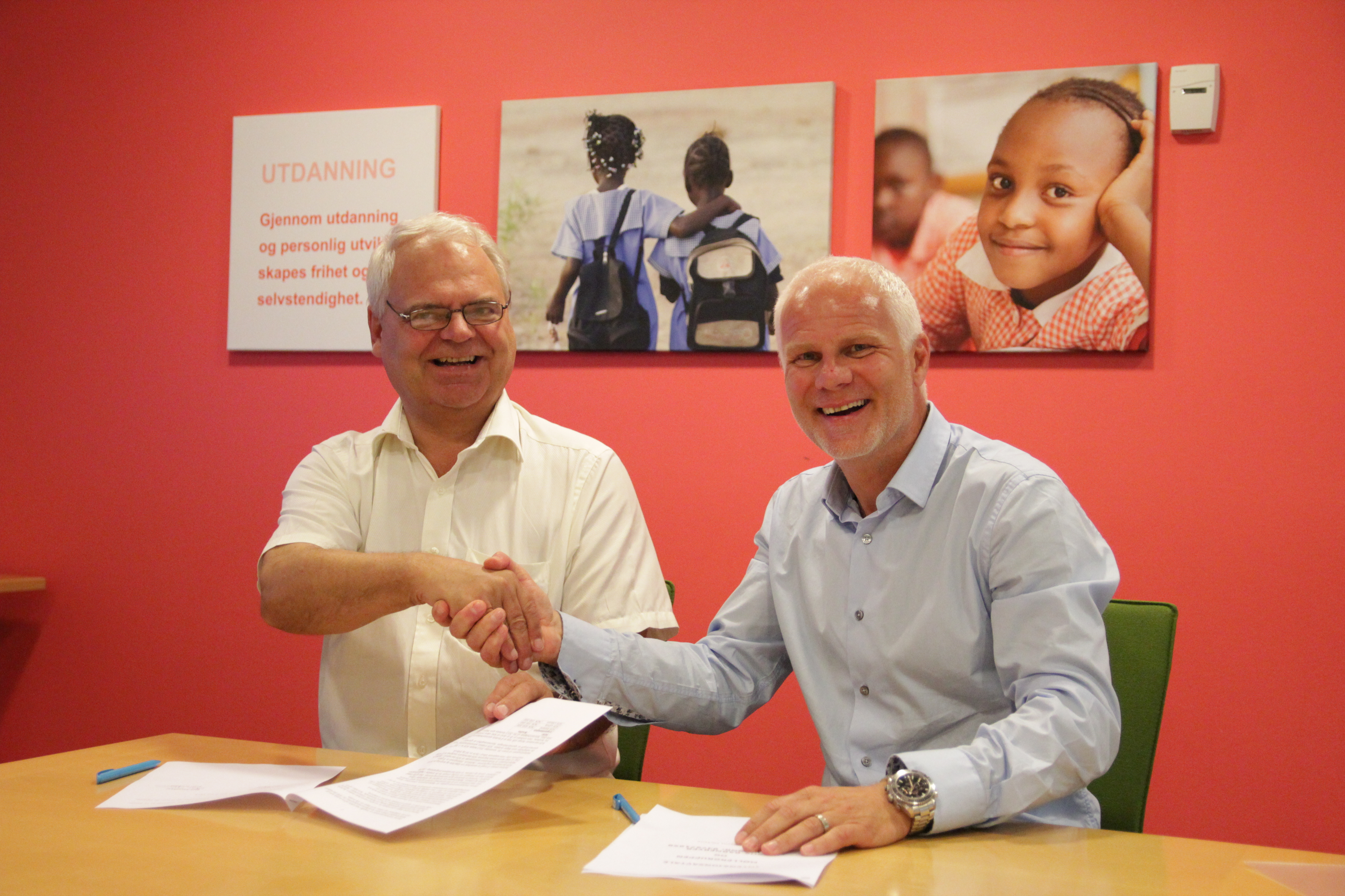 SIGNERING Generalsekretær for SOS-barnebyer, Svein Grønnern, og direktør for informasjon og samfunnsansvar i MøllerGruppen, Paul Hegna.