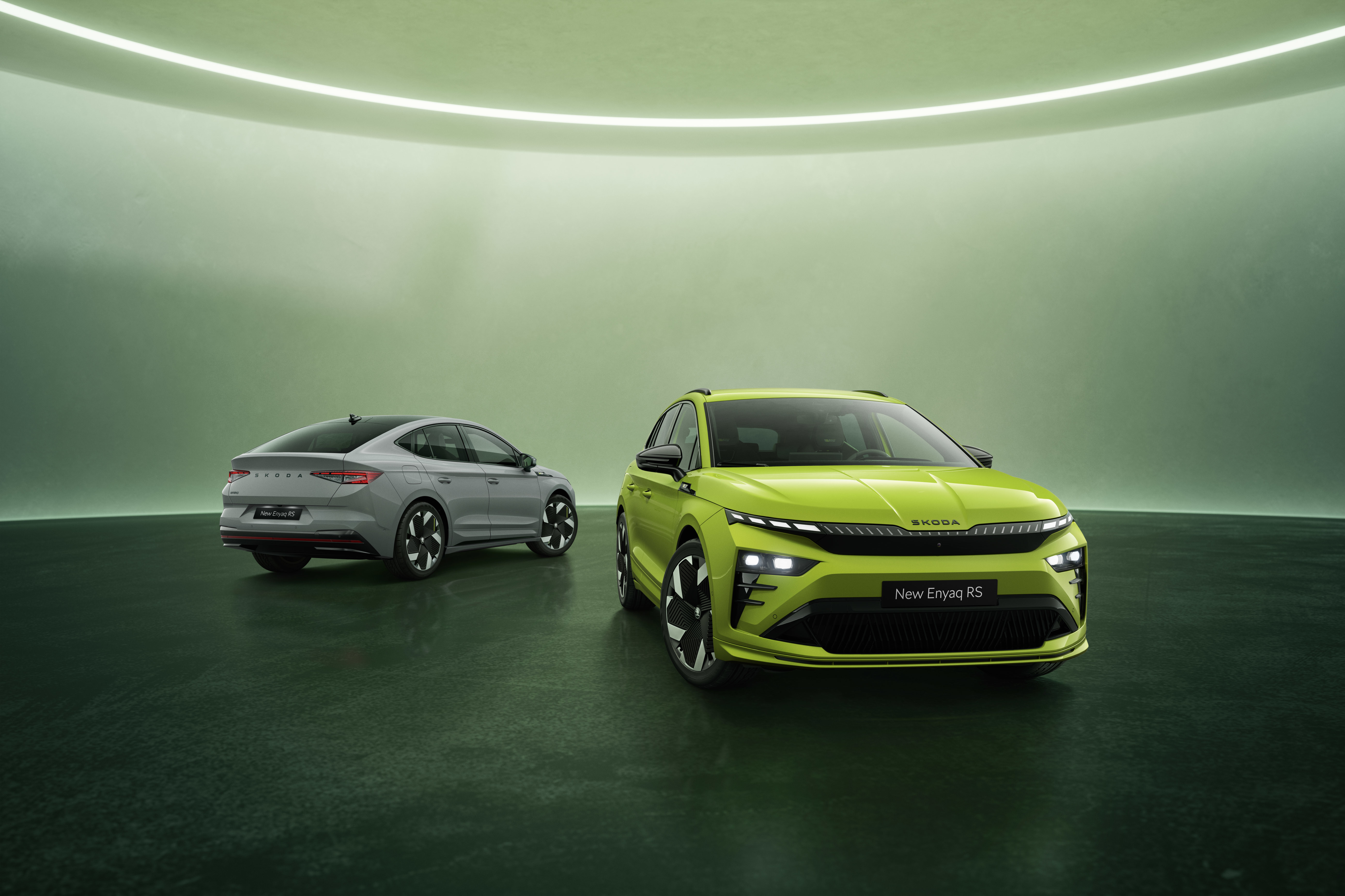 Škoda Enyaq Coupé RS i Steel Grey og Škoda Enyaq RS i Mamba Green