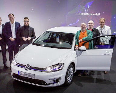 Jubileumsbilen: e-Golf nr. 100 000 ble overlevert til Maik Jaehende (nr. 3 fra høyre), i «Gläserne Manufaktur Dresden» i slutten av november.