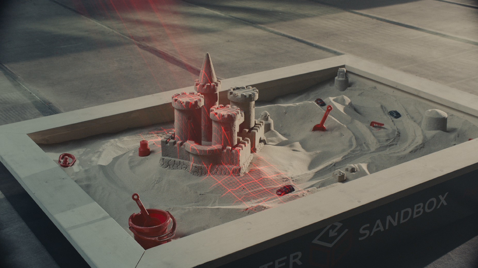 Konseptet er en bilbane du selv bygger i sandkassen og så skanner. Ved hjelp av VR-teknologien kan du sette deg direkte bak rattet på en ny Audi Q5 og kjøre den samme banen.