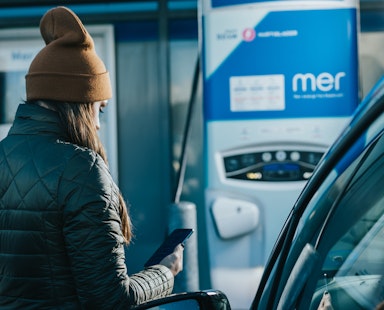 We Charge kunder kan nå lade sine elbiler hos Mer og få regningen rett inn i en app.