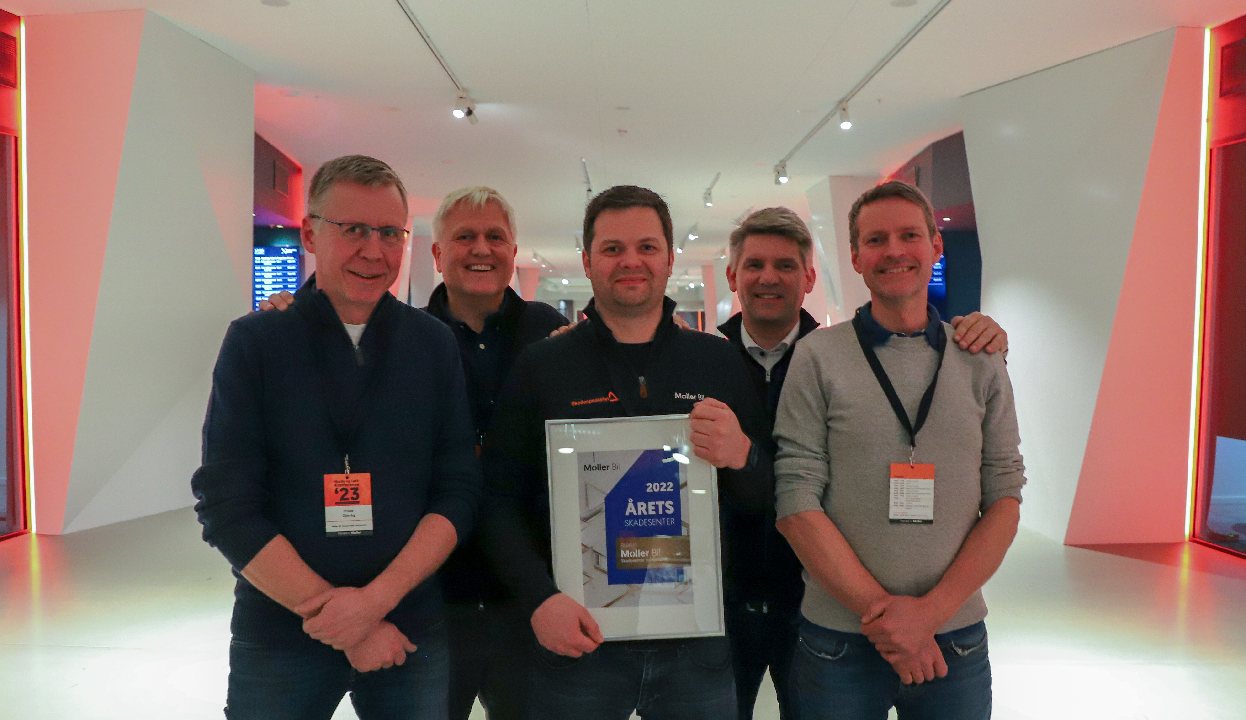 Møller Bil Skadesenter Haugesund stakk av med den gjeve prisen. Bak fra venstre: Kurt Eskevik og Boye Evensen-Lie. Foran fra venstre: Frode Gjøvåg, Kay Henrik Tvedt og Geir Digernes, alle tre fra Møller Bil Skadesenter Haugesund.