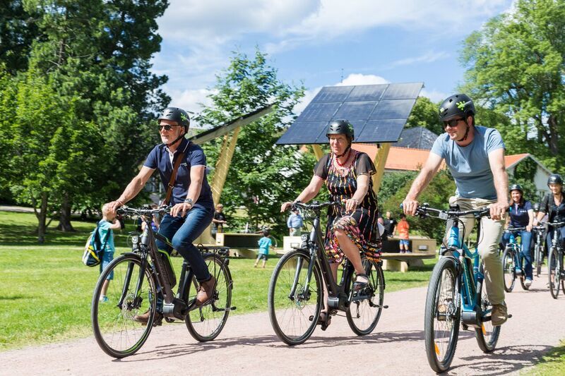 Her ser vi fra venstre kommunikasjonsdirektør Paul Hegna, MøllerGruppen, ordfører Marianne Borgen og leder i miljøorganisasjonen Zero, Marius Holm på vei fra Frognerparken til Oslo S.