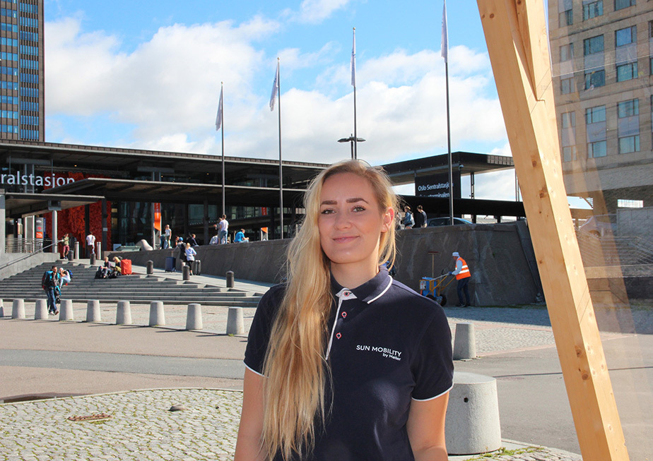 Leier ut elsykler Jeg har lært mye om mennesker og om andre lands miljøperspektiv. De fleste liker jo å fortelle om hvordan det er der de kommer fra, egne erfaringer og slikt, smiler Michelle.