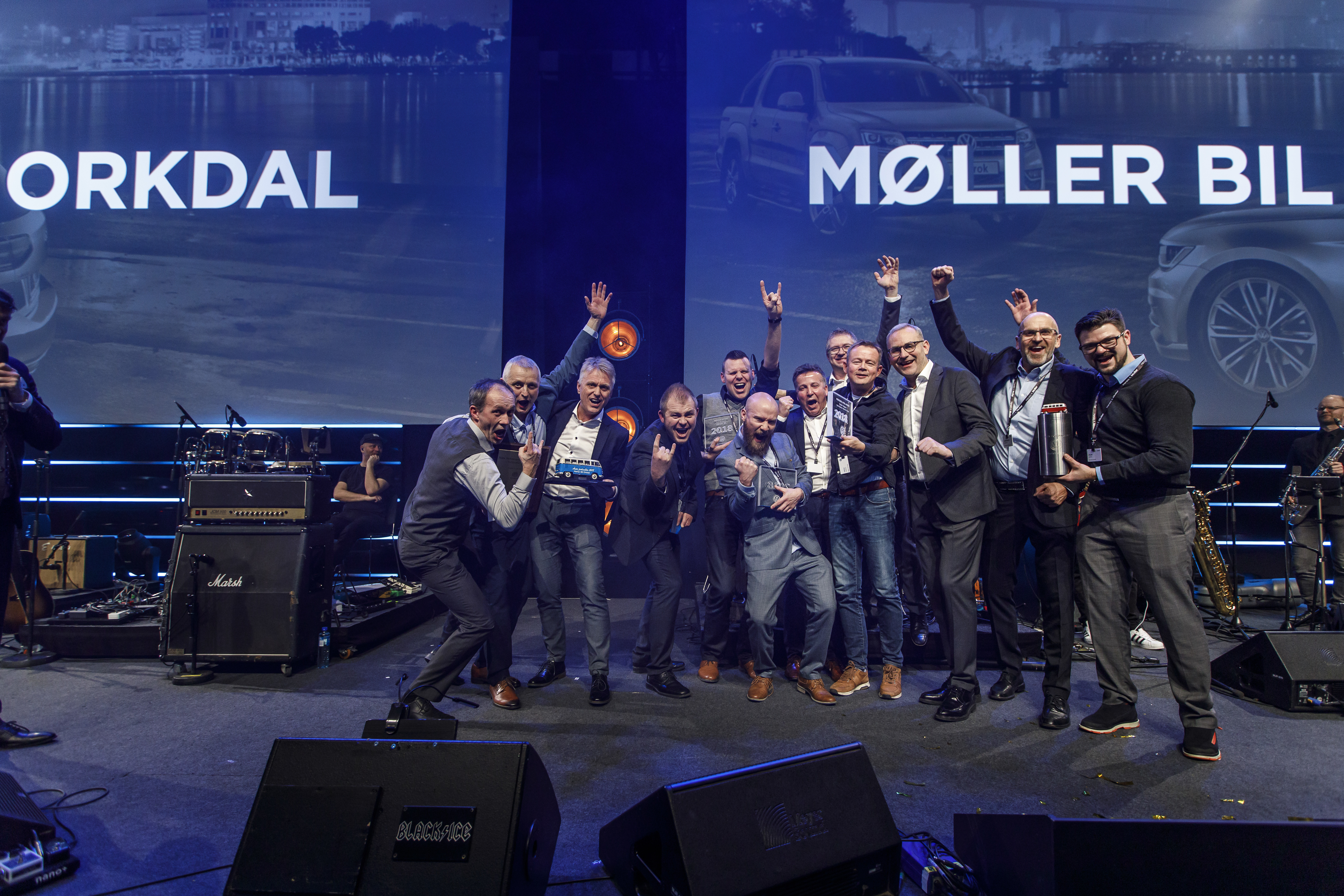 De glade vinnerne fra Møller Bil Orkdal og representanter fra importøren.