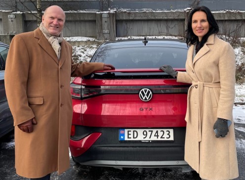 Head of Baltic Operations i Møller Mobility Group, Tore Breen, sammen med administrerende direktør for Møller Baltic Import, Ilze Grase-Kibilde.