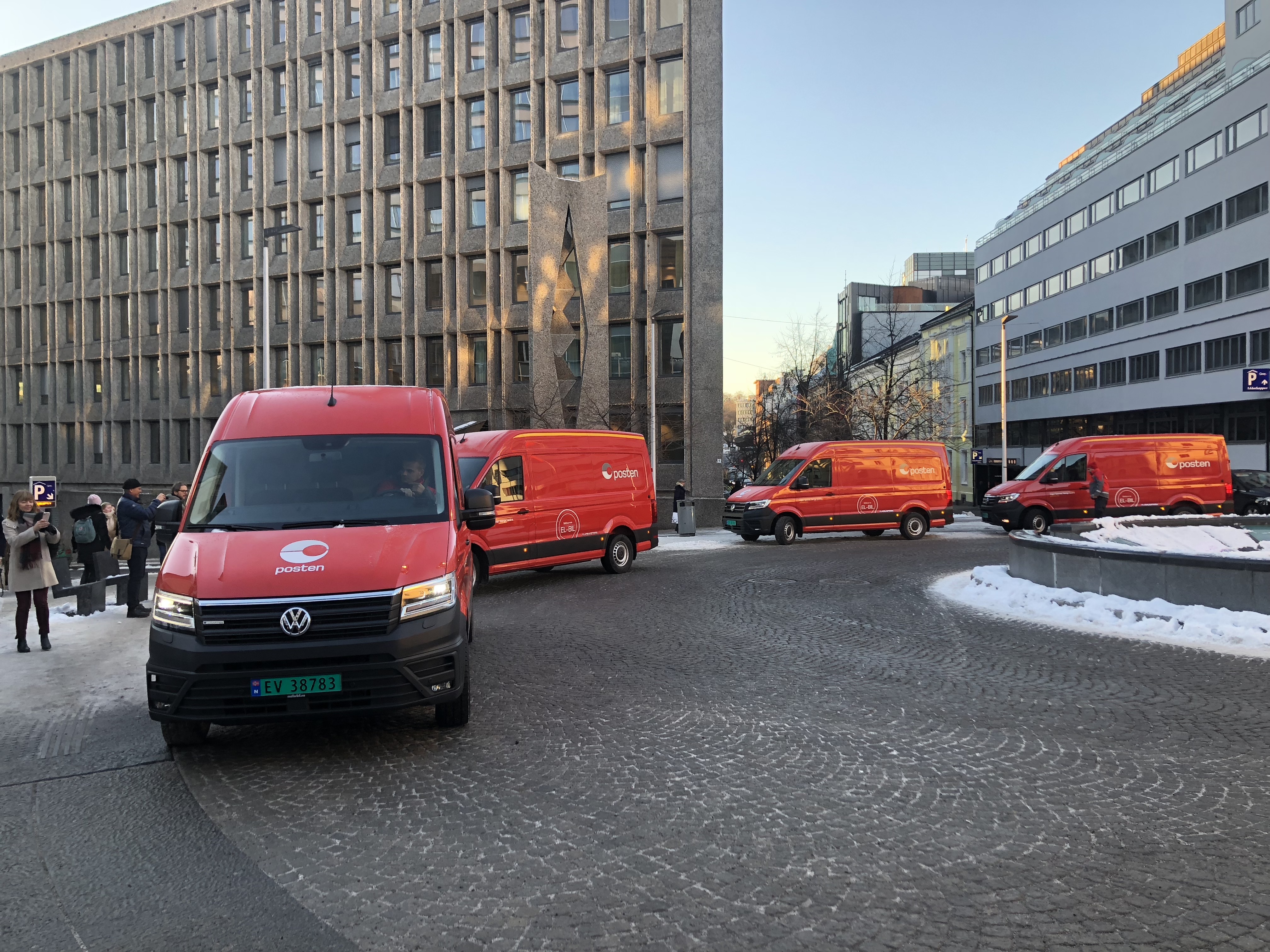 Disse elektriske varebilene fra Posten blir å se i juletrafikken i Oslo. Foto: Aleksander Alnes / Posten