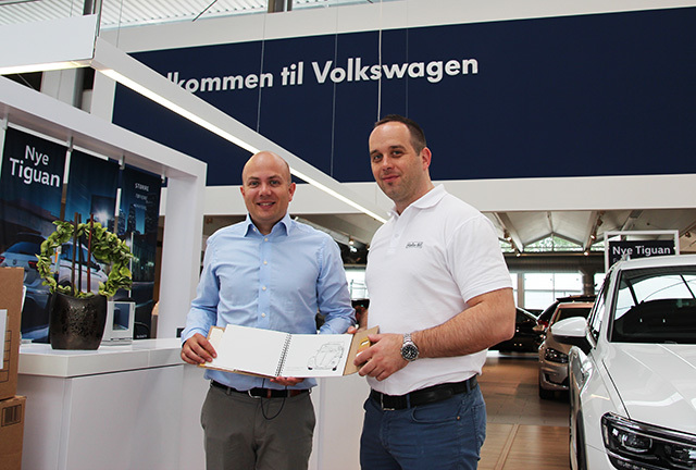 DELER UT BILBOK TIL BARN Markedssjef personbil, Stein Erik Skai og servicemarkededssjef, Amir Tabakovic, Møller Bil Ryen