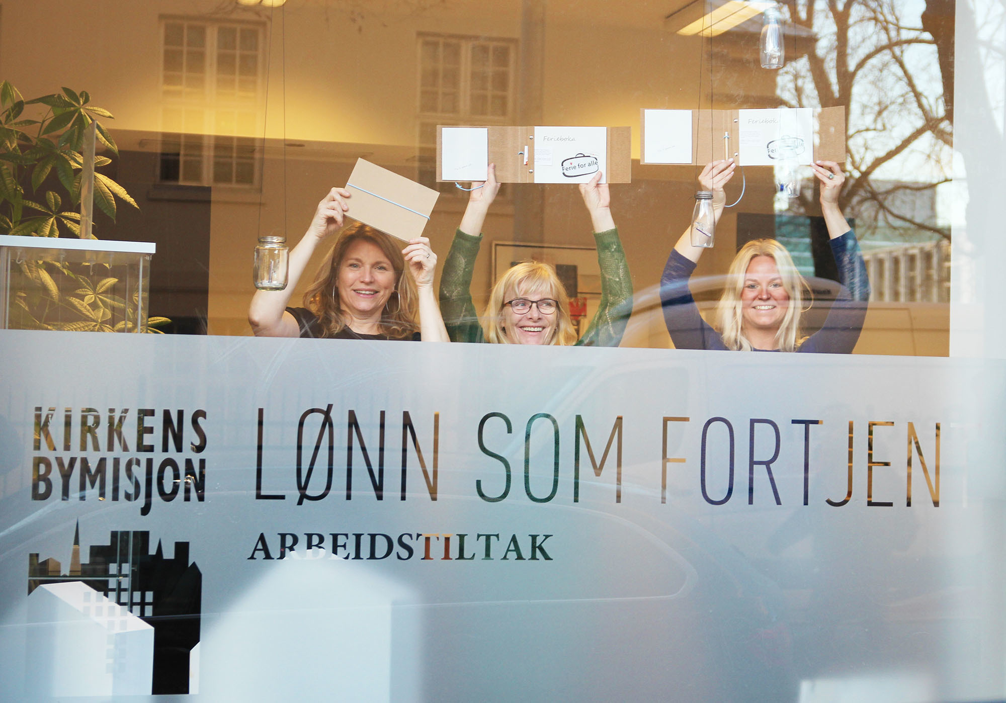 Fornøyde samarbeidspartnere i Lønn som Fortjent-butikken i Fred Olsens gate i Oslo. Fra venstre Ane Kolberg og Eli Svardal fra Lønn som fortjent, til høyre Ann Christin Håland, Røde Kors