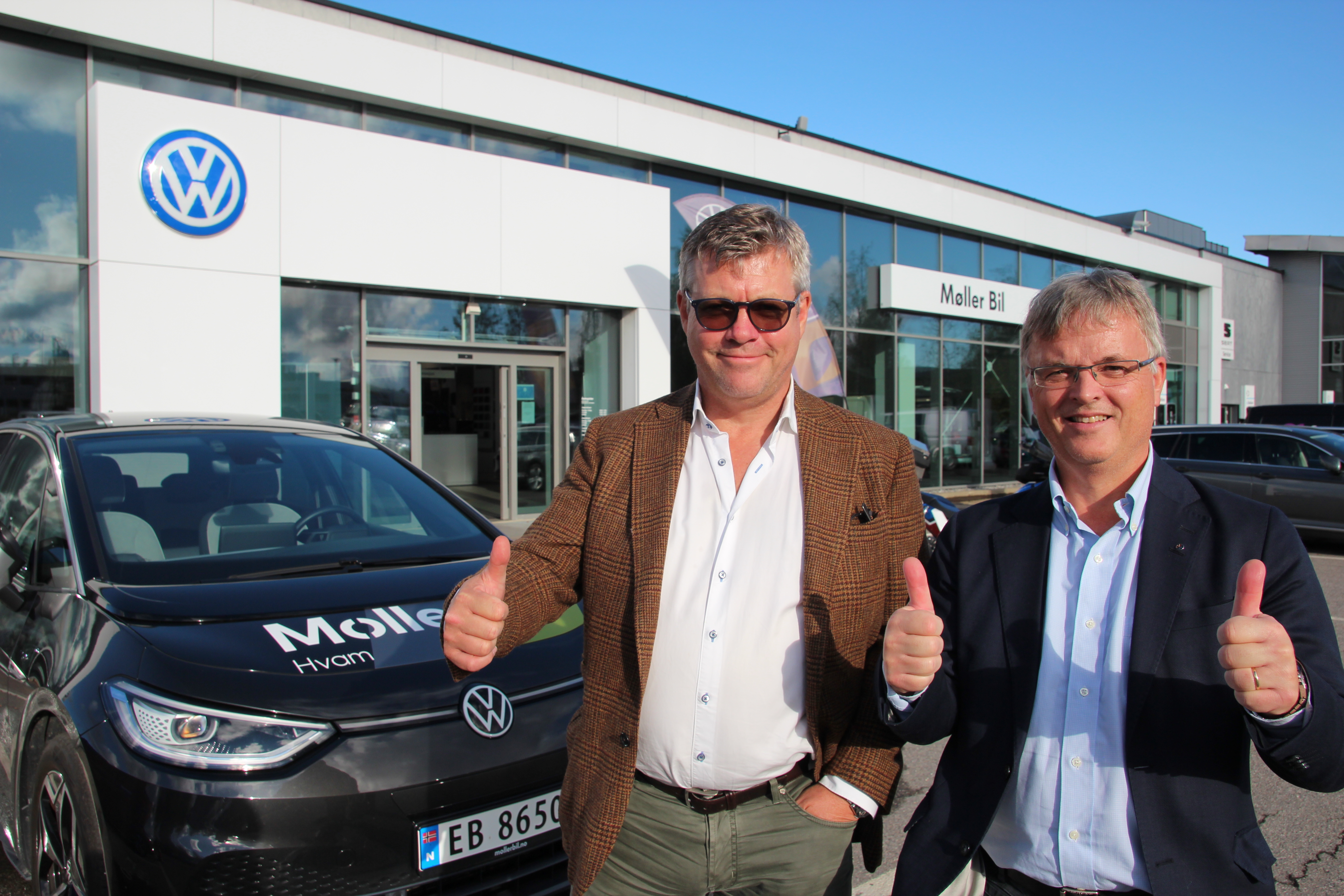 Administrerende direktør i Møller Bil, Sverre Helno (t.v.) og daglig leder i Møller Bil Hvam, Erik Gjellan, er strålende fornøyde med nytt solcelleanlegg.