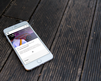 I Phone 6 mockup på planker ute justert